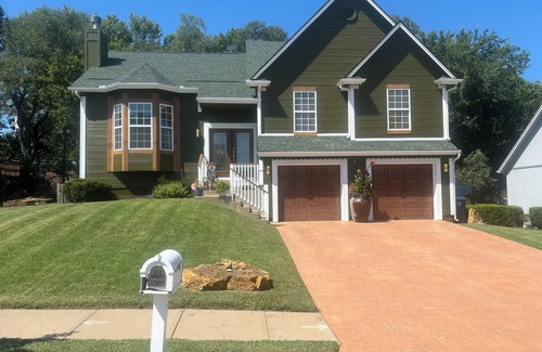 South Kansas City Casa | Spacious fully furnished 4-bedroom, 3 bathroom, WIFI, workout room and pool