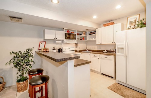 Northeast Bellevue Casa | Amplio apartamento totalmente amueblado en la cuarta calle