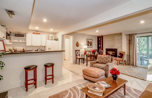 Northeast Bellevue Casa | Amplio apartamento totalmente amueblado en la cuarta calle