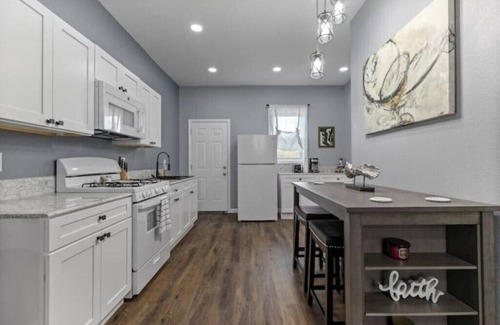 Erie Apartamento | Spacious fully remodeled king size bed apartment Sleeps four
