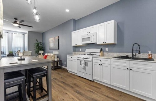 Erie Apartamento | Spacious fully remodeled king size bed apartment Sleeps four