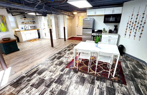 West New Haven Apartamento | Spacious Garden Apartment with Office and Private Entrance