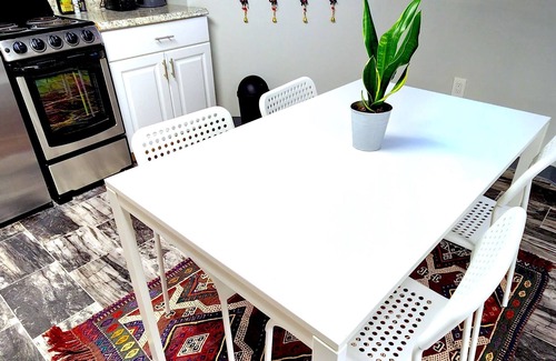 West New Haven Apartamento | Spacious Garden Apartment with Office and Private Entrance