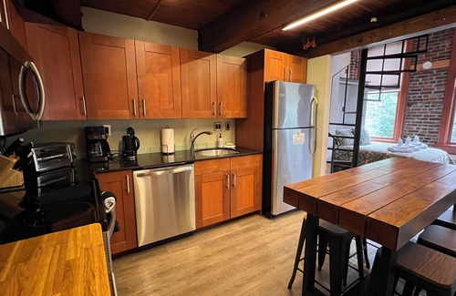 Gastown Casa | Spacious Gastown Loft with 20ft ceiling