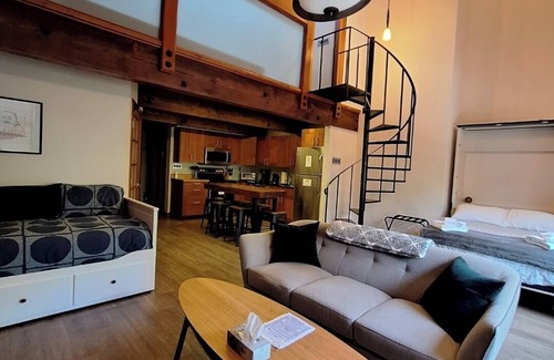 Gastown Casa | Spacious Gastown Loft with 20ft ceiling