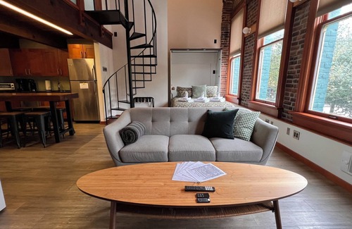 Gastown Casa | Spacious Gastown Loft with 20ft ceiling