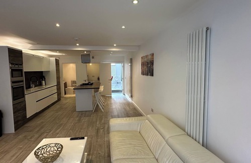 Leamington Spa Casa | Spacious 4 Bedroom Town House
