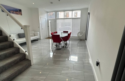 Leamington Spa Casa | Spacious 4 Bedroom Town House