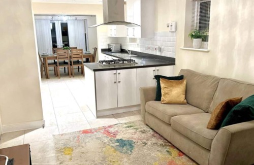Earls Barton Casa | Spacious 4-Bedroom Home in Northampton w/Garden, and Parking