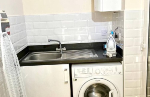 Earls Barton Casa | Spacious 4-Bedroom Home in Northampton w/Garden, and Parking