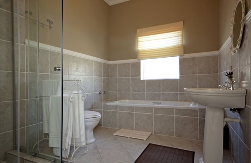 Somerset West Apartamento | espaciosa, gemuetl. Apartamento independiente con piscina, a pocos minutos de la playa.