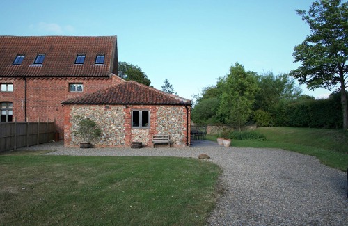 Fakenham Casa | Spacious Georgian barn, traditional oak beams throughout in idyllic countryside.