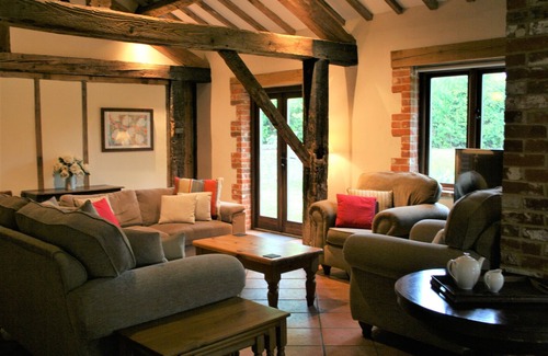 Fakenham Casa | Spacious Georgian barn, traditional oak beams throughout in idyllic countryside.