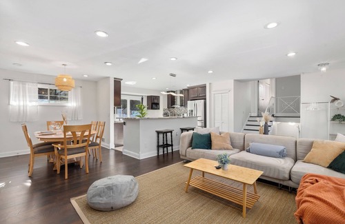 White Oak Casa | SPACIOUS Getaway [4BR QBED] Free Parking! [12mi- DC]