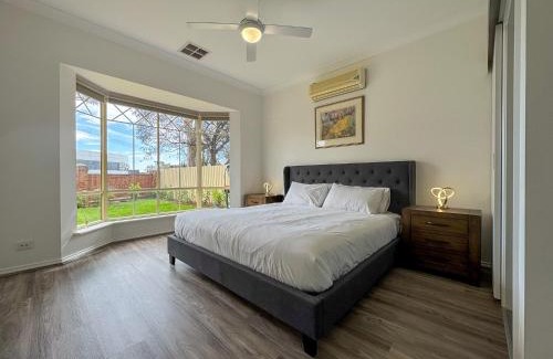 Glenunga Casa | Spacious Glenunga Home with Garage Parking