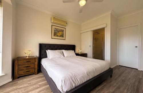 Glenunga Casa | Spacious Glenunga Home with Garage Parking