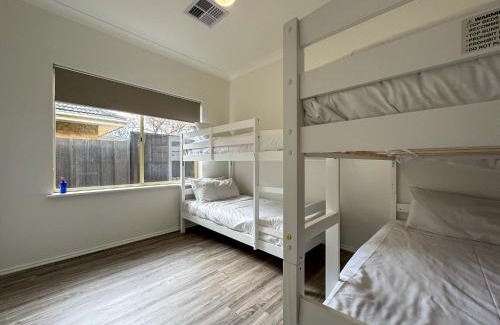 Glenunga Casa | Spacious Glenunga Home with Garage Parking