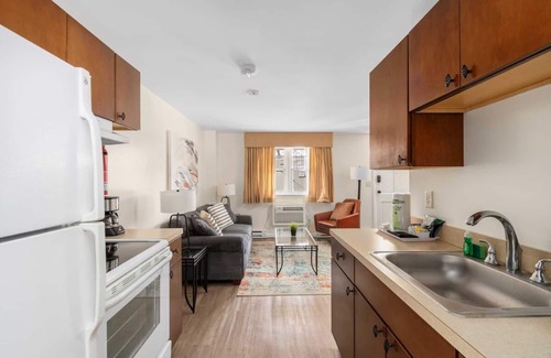 Beverly Hotel | Spacious Good-Value Accommodation | w/ Full Kitchen & Minutes to Peabody Museum