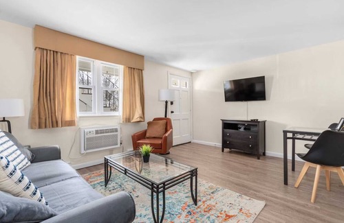 Beverly Hotel | Spacious Good-Value Accommodation | w/ Full Kitchen & Minutes to Peabody Museum
