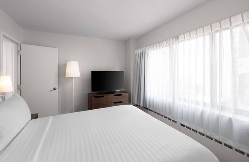 Streeterville Hotel | Spacious Good-Value Accommodation! 2 Convenient Units, Free Breakfast