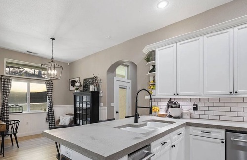 Sonora Casa | Spacious-Gourmet Kitchen-Sauna-Luxe King Bed-Nespresso-Ping Pong-Arcade