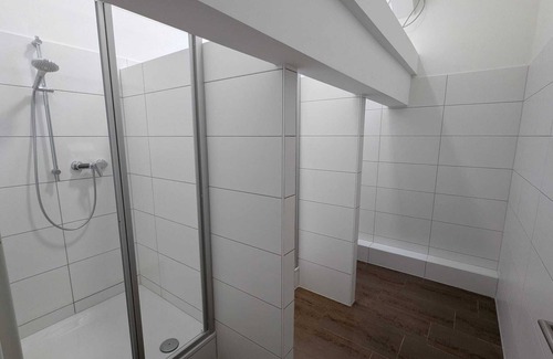 Dahlhaus Casa | Spacious group room with 6 single beds | WLAN & flexible check-in | Lohmar