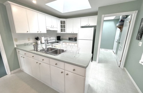 Guelph Casa | Spacious Guelph Retreat. Sleeps 9. Park 4 cars!