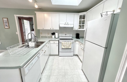 Guelph Casa | Spacious Guelph Retreat. Sleeps 9. Park 4 cars!