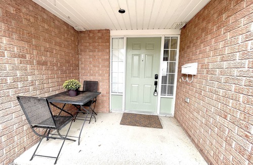 Guelph Casa | Spacious Guelph Retreat. Sleeps 9. Park 4 cars!