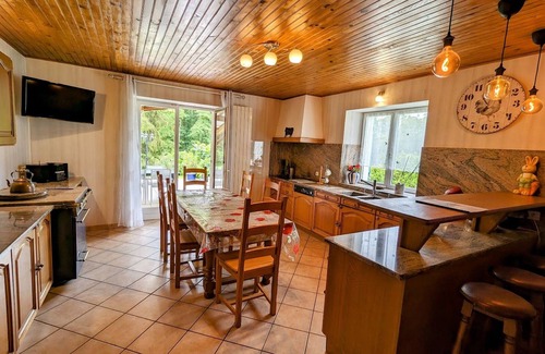 La Chapelle-aux-Bois Cabaña | Casa espaciosa con spa, ping-pong y futbolín, ideal para relajarse en familia