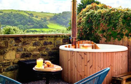 Bow Street Otro | Spacious heated Yurt with Hot tub, 5 mins to beach