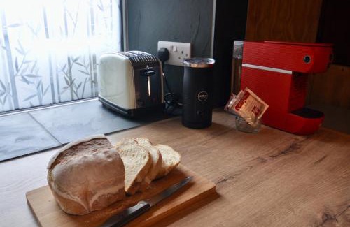 Bow Street Otro | Spacious heated Yurt with Hot tub, 5 mins to beach