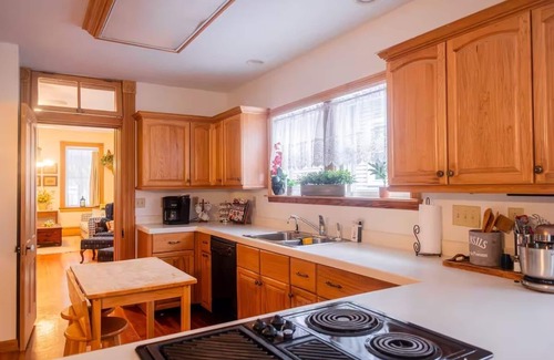 St. Charles Historic District Casa | Spacious Historic Townhouse - Character for All