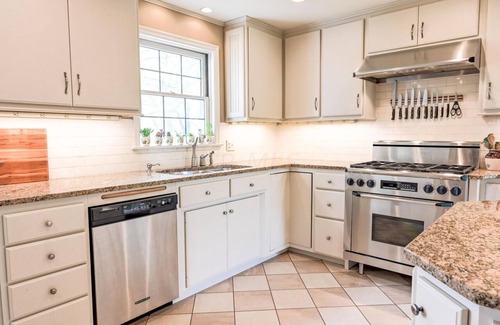 Newark Casa | Spacious historic Colonial Manor with sprawling manicured lawns & mature trees.