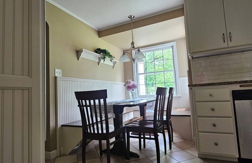 Newark Casa | Spacious historic Colonial Manor with sprawling manicured lawns & mature trees.