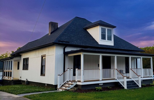 Graham Casa | Spacious historic home with vintage southern elegance and a gourmet kitchen
