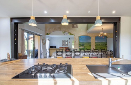Cherveix-Cubas Villa | Amplio alojamiento rural con piscina interior, jacuzzi y sauna en Cherveix-Cubas