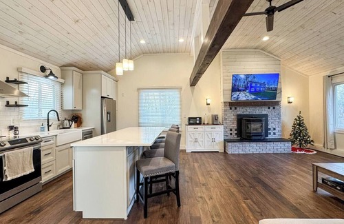East Haven  Rutland County Casa | Spacious Holiday Getaway – Near Slopes & Downtown