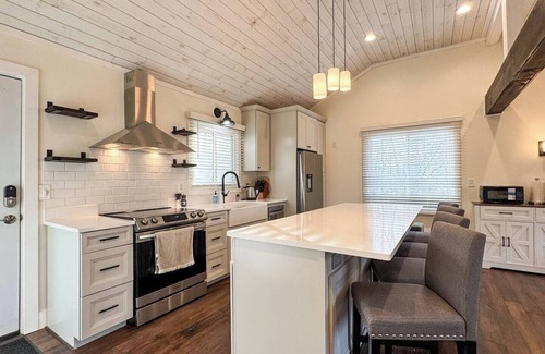 East Haven  Rutland County Casa | Spacious Holiday Getaway – Near Slopes & Downtown