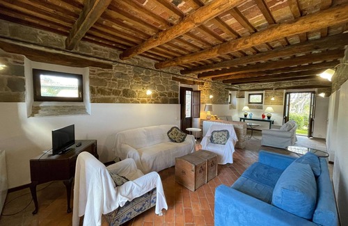 Amandola Casa | Spacious Holiday Home with Swimming Pool