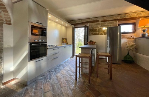 Amandola Casa | Spacious Holiday Home with Swimming Pool