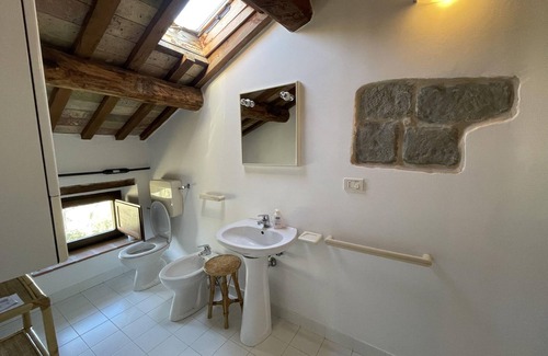 Amandola Casa | Spacious Holiday Home with Swimming Pool