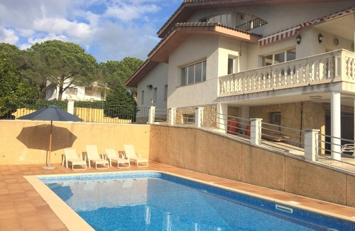 Tordera Casa | Amplia Villa de vacaciones en Tordera ,, 12 personas con gr. Piscina, a sólo 10 minutos de la playa