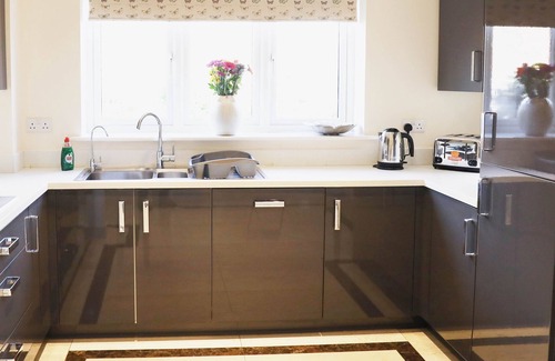 Sindlesham Casa | Spacious home | 3 Bedrooms + 3 bathrooms dedicated office & parking close to M4