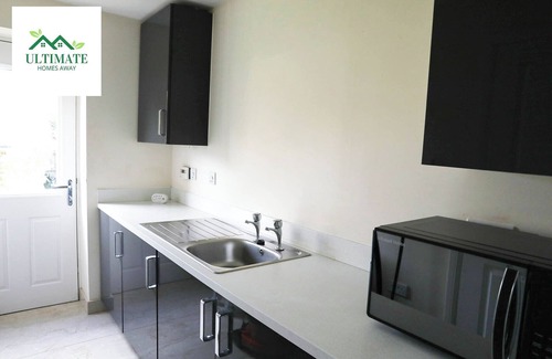 Sindlesham Casa | Spacious home | 3 Bedrooms + 3 bathrooms dedicated office & parking close to M4