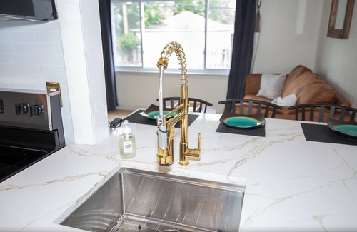 Brooklyn Casa | Spacious Home 4.5m to Cleveland Airport WiFi, AC, soccer fields, park & pavilion
