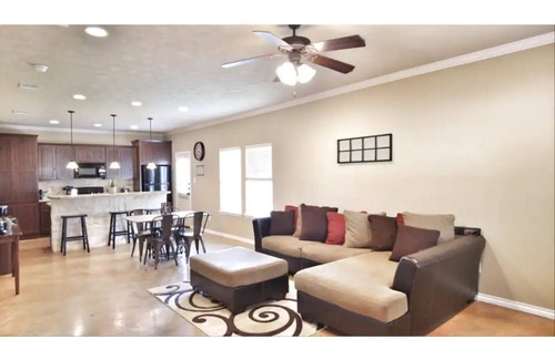 Wellborn Casa | Spacious Home - 4 bd/4 bth - Mins from Kyle Field