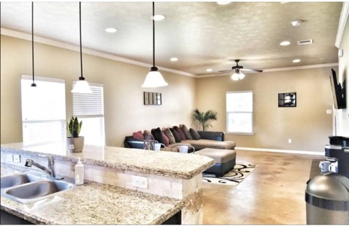Wellborn Casa | Spacious Home - 4 bd/4 bth - Mins from Kyle Field