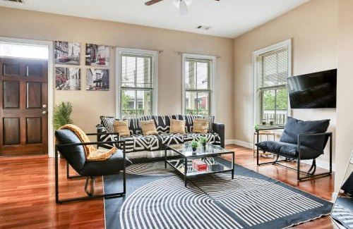 Metropolitan Apartamento | Spacious Home for 14 - 2 King Beds - Close to Downtown, Starland & Forsyth - Private Yard & Parking