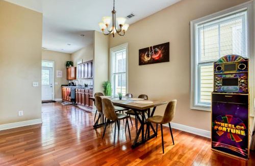 Metropolitan Apartamento | Spacious Home for 14 - 2 King Beds - Close to Downtown, Starland & Forsyth - Private Yard & Parking